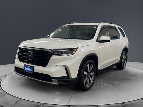 Certified 2024 Honda Pilot Touring image 7