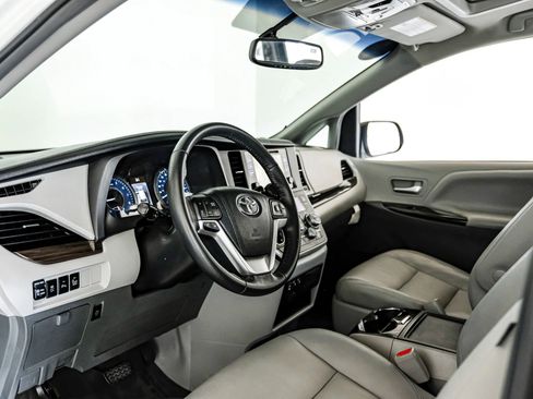 Used 2017 Toyota Sienna XLE image 2