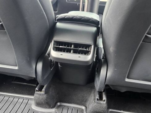 Used 2022 Tesla Model Y Long Range AWD/4WD image 23