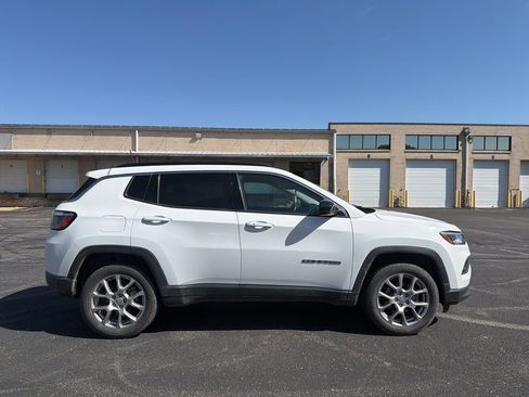 Used 2022 Jeep Compass Latitude w/ Sun and Sound Group AWD/4WD image 4