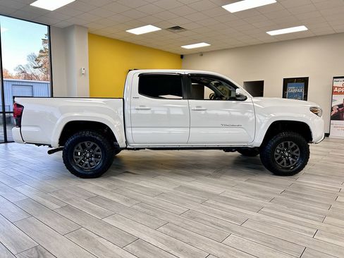 Used 2023 Toyota Tacoma SR5 w/ Technology Package image 5