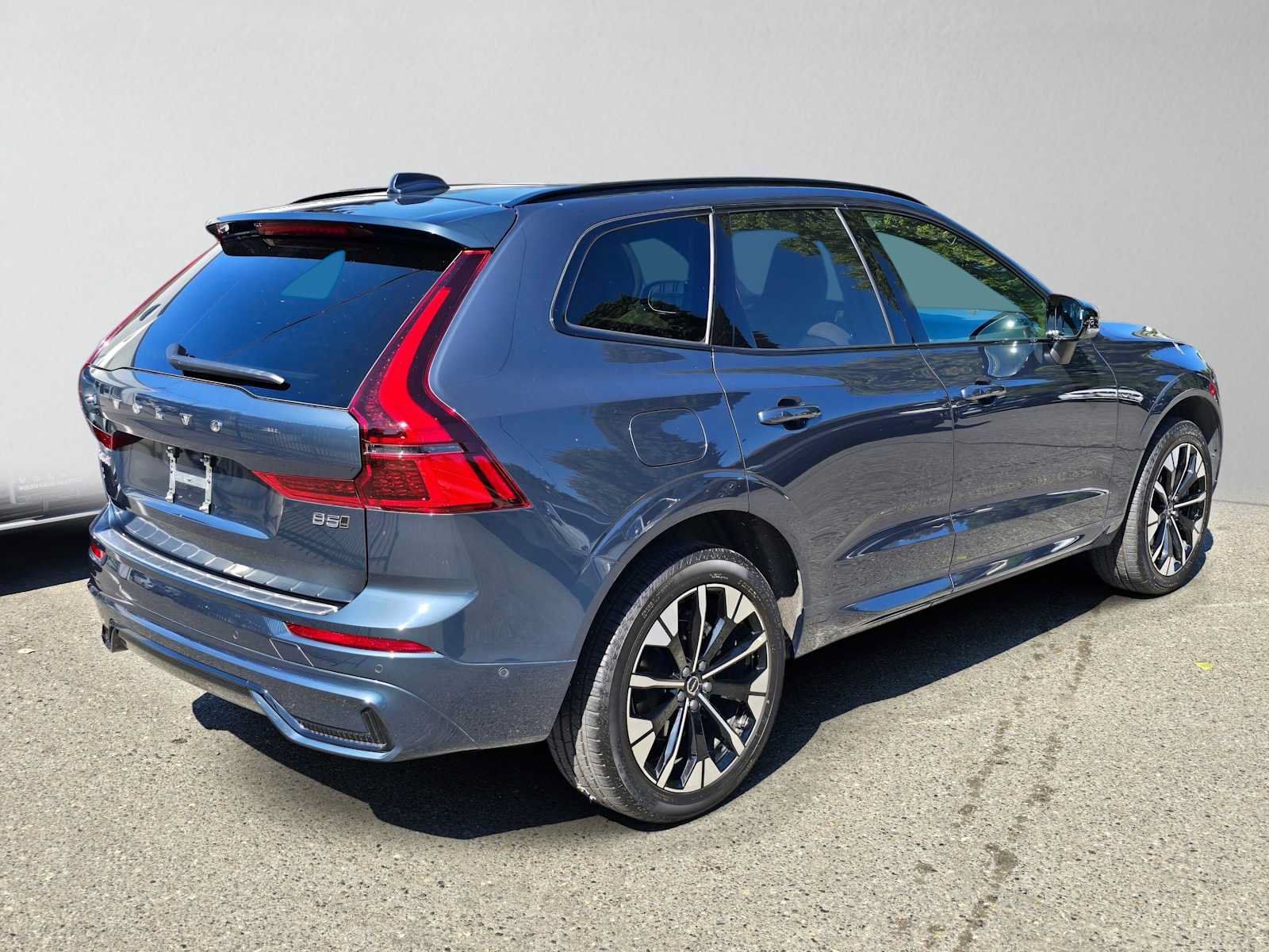Used 2026 Volvo XC60 B5 Plus w/ Protection Package Premier AWD/4WD image 3