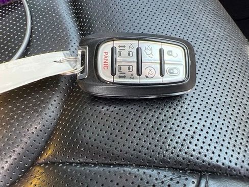 Used 2018 Chrysler Pacifica Limited FWD image 40