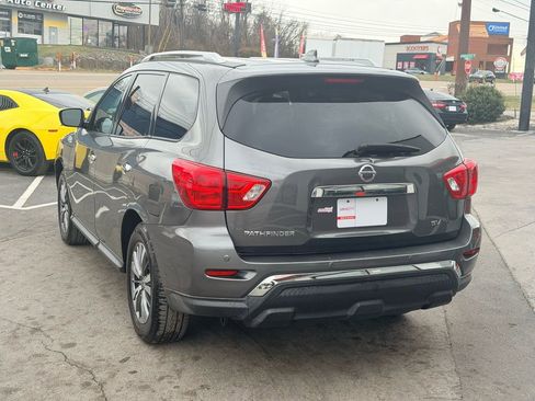 Used 2019 Nissan Pathfinder SV image 4