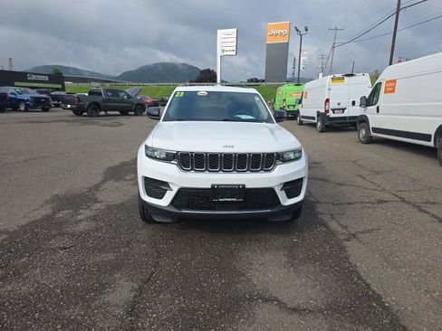 Used 2023 Jeep Grand Cherokee Laredo AWD/4WD image 3