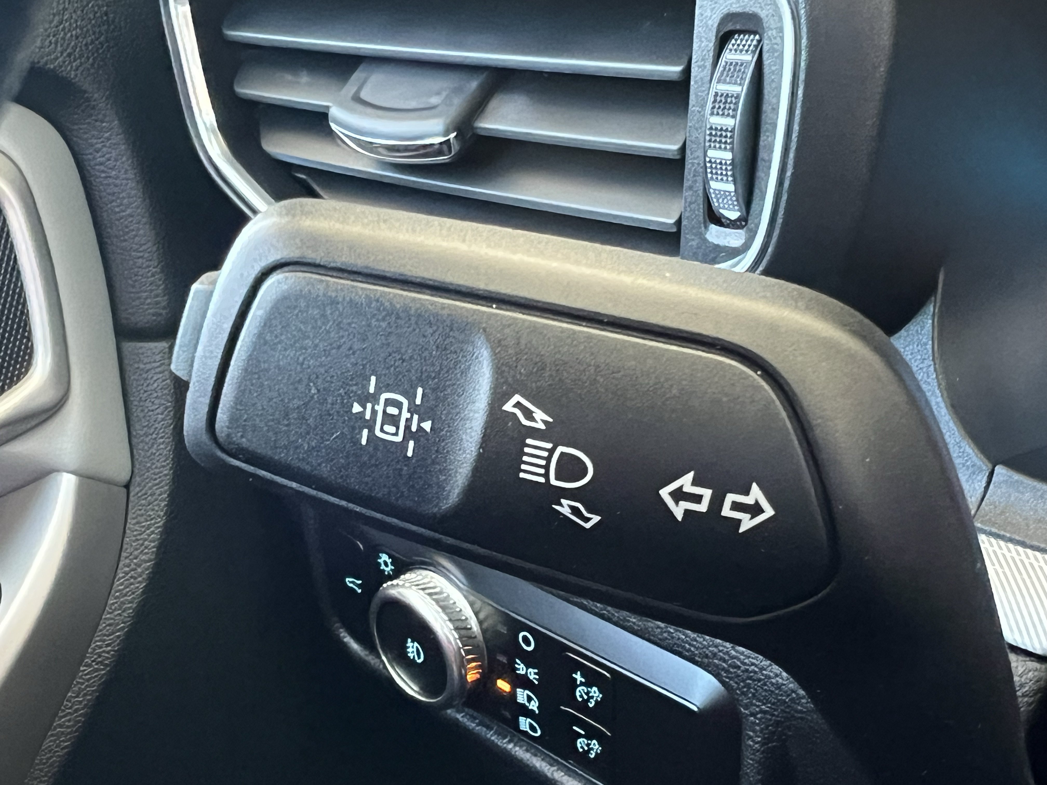 Used 2023 Ford Explorer XLT w/ Equipment Group 202A AWD/4WD image 33