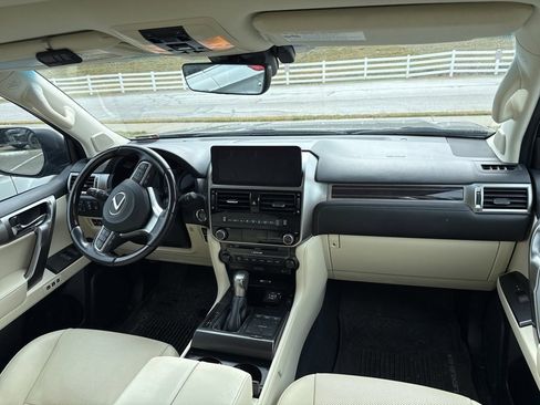 Used 2022 Lexus GX 460 Premium w/ Accessory Package image 8