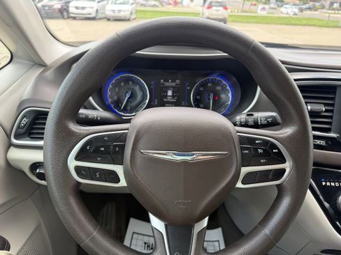 Used 2020 Chrysler Voyager L image 14