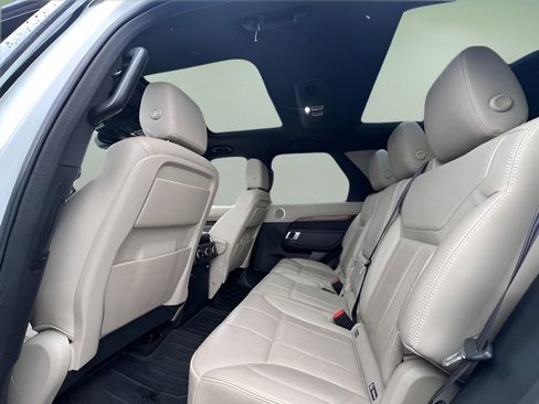 Used 2019 Land Rover Discovery HSE image 17