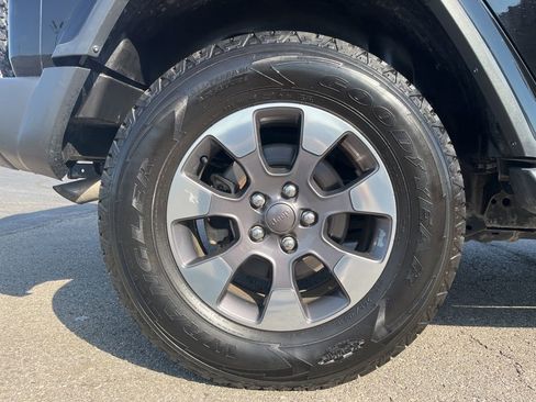 Used 2018 Jeep Wrangler Unlimited Sahara image 16