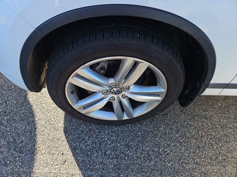 Used 2013 Volkswagen Touareg VR6 AWD/4WD image 3