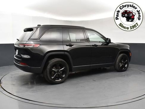 Used 2023 Jeep Grand Cherokee Altitude image 6
