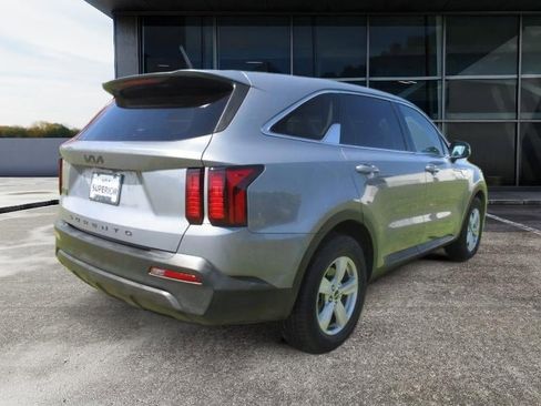 Used 2022 Kia Sorento LX image 3