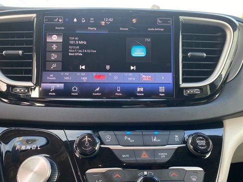 Used 2023 Chrysler Pacifica Touring-L image 21