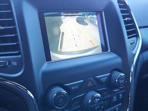 Used 2021 Jeep Grand Cherokee Laredo image 11