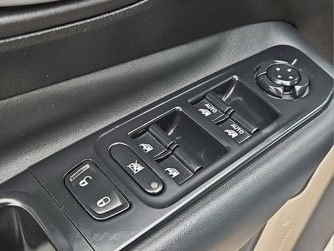 Used 2017 Jeep Renegade Trailhawk AWD/4WD image 16