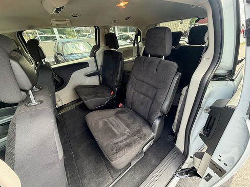 Used 2019 Dodge Grand Caravan SE w/ UConnect Hands-Free Group FWD image 11