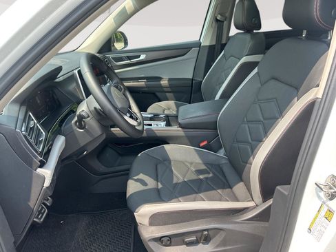Used 2024 Volkswagen Atlas Peak Edition SE AWD/4WD image 18