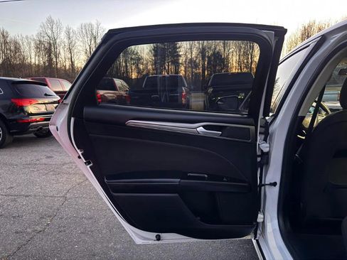 Used 2017 Ford Fusion SE w/ Fusion SE Technology Package image 11