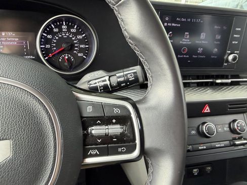 Used 2024 Kia Carnival LX image 32