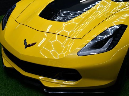 Used 2015 Chevrolet Corvette Z06 w/ 3LZ Preferred Equipment Group RWD image 2