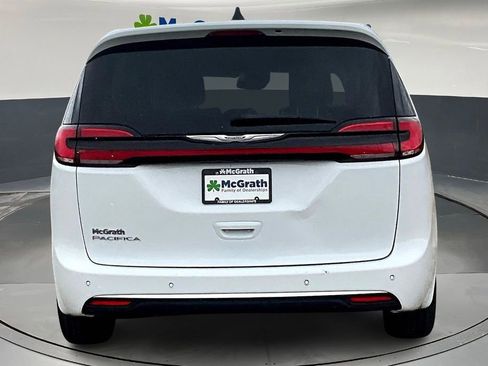 Used 2024 Chrysler Pacifica Touring-L image 5