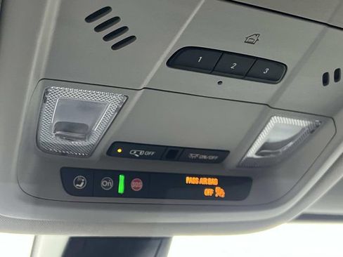 Used 2023 GMC Acadia SLT image 32