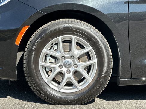 Used 2023 Chrysler Pacifica Touring-L image 25