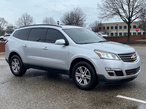 Used 2017 Chevrolet Traverse LT image 25