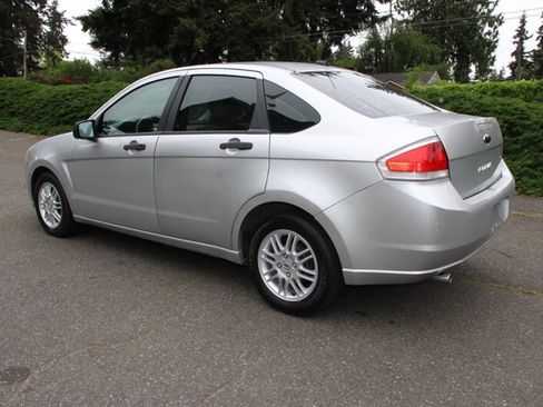 Used 2010 Ford Focus SE FWD image 4