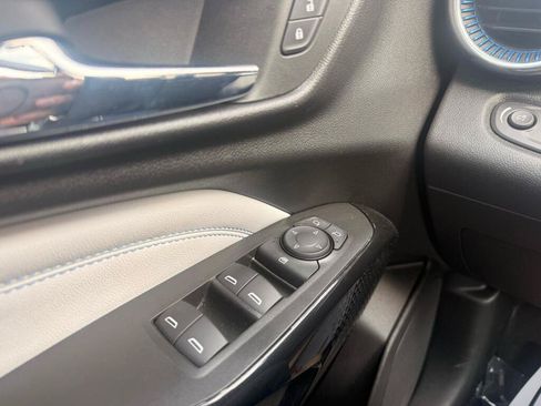 Used 2025 Chevrolet Trax LT FWD image 17