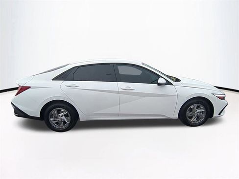 New 2026 Hyundai Elantra SE image 4
