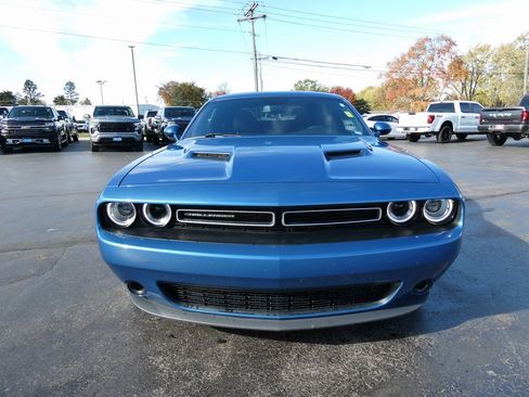 Used 2022 Dodge Challenger SXT image 9
