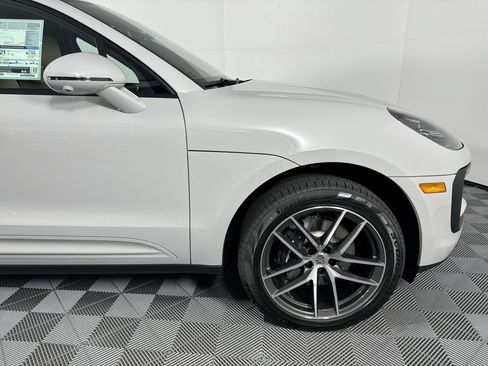 Certified 2025 Porsche Macan image 11