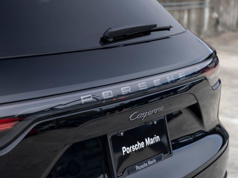 Certified 2023 Porsche Cayenne Platinum Edition AWD/4WD image 19