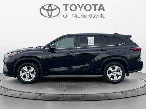 Used 2024 Toyota Highlander LE AWD/4WD image 2