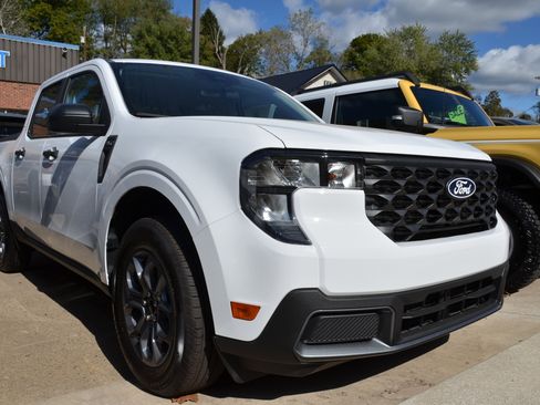 New 2025 Ford Maverick XLT image 3