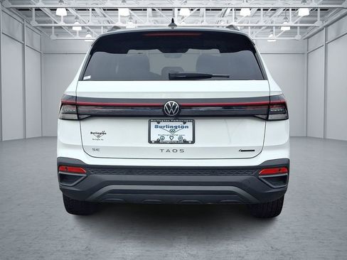 Certified 2025 Volkswagen Taos SE image 5