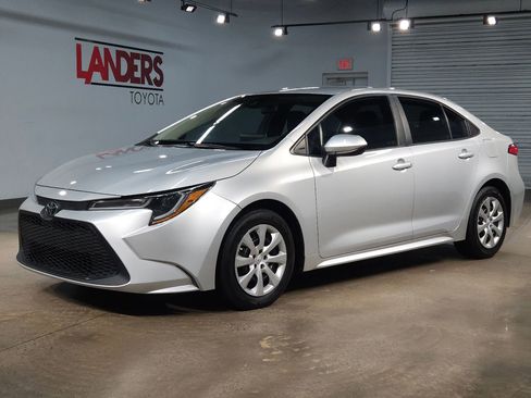 Used 2021 Toyota Corolla LE image 3