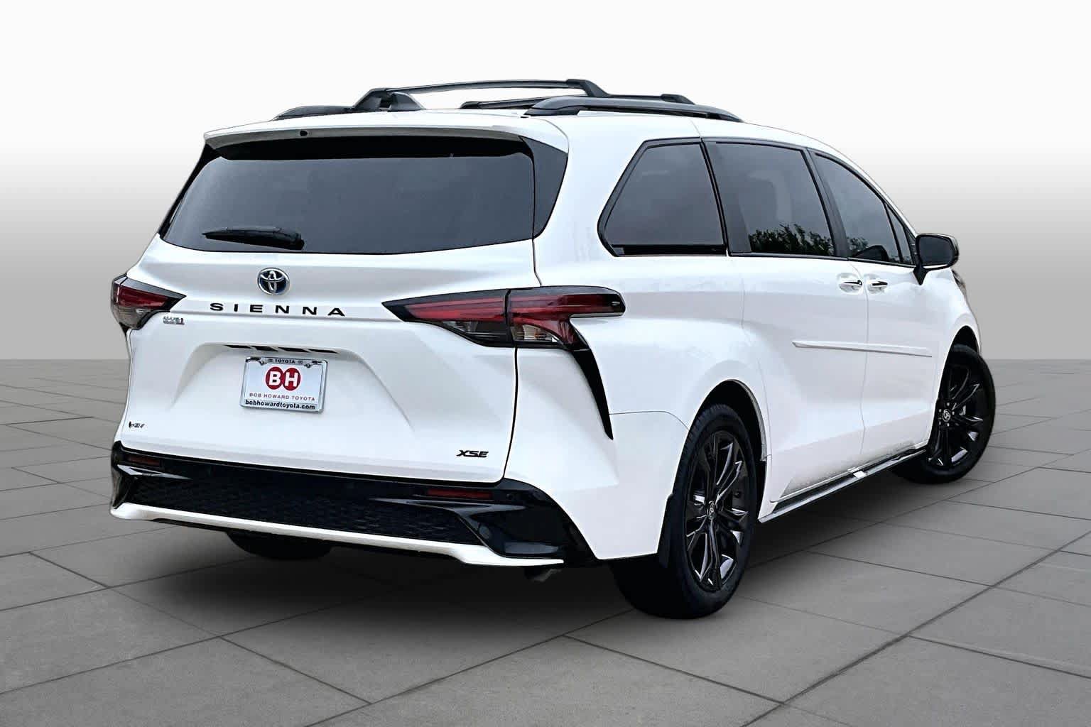 Used 2025 Toyota Sienna XSE FWD image 13