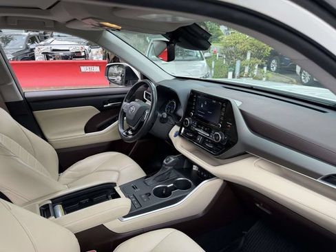 Used 2021 Toyota Highlander XLE AWD/4WD image 13