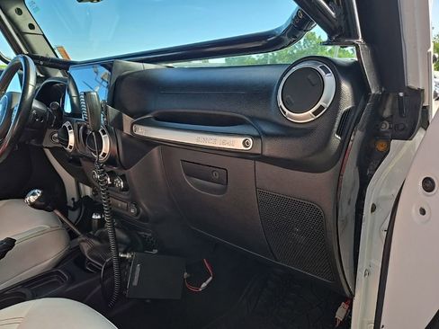 Used 2017 Jeep Wrangler Rubicon w/ Power Convenience Group AWD/4WD image 68