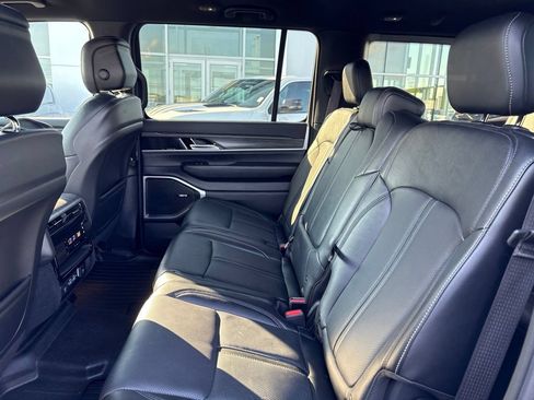 Used 2023 Jeep Wagoneer Series III w/ Preferred Equipment Group AWD/4WD image 22