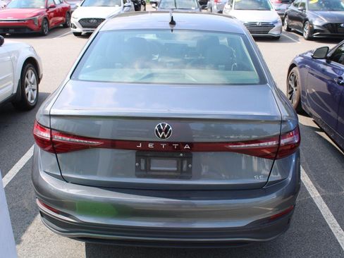 Used 2025 Volkswagen Jetta SE FWD image 5