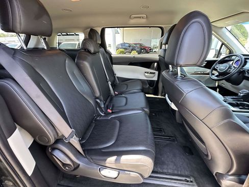 Used 2024 Kia Carnival EX FWD image 20