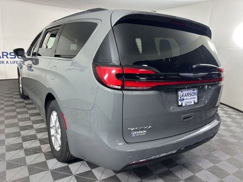 Used 2022 Chrysler Pacifica Touring-L FWD image 9