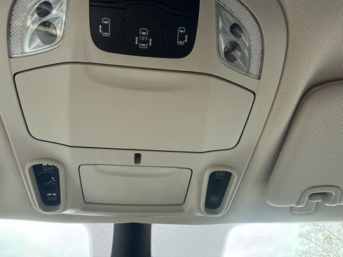 Used 2023 Chrysler Pacifica Touring-L image 26