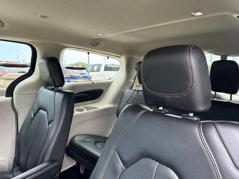 Used 2019 Chrysler Pacifica Touring-L FWD image 17