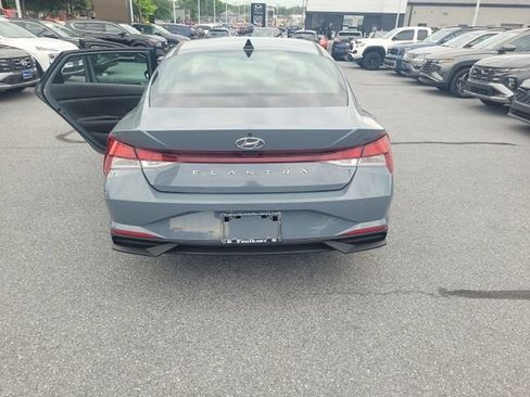 Used 2021 Hyundai Elantra SE FWD image 9