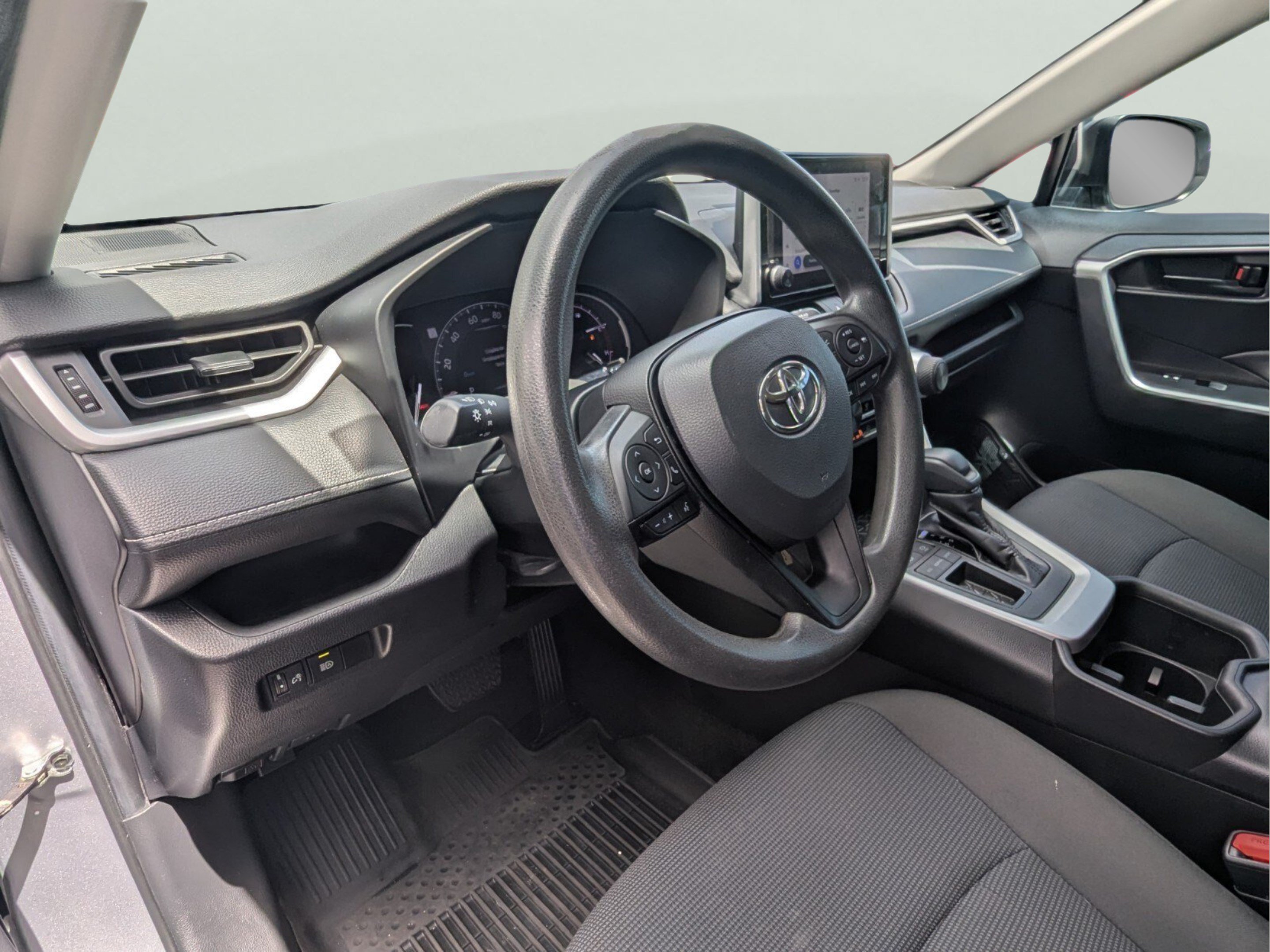 Used 2023 Toyota RAV4 LE FWD image 9